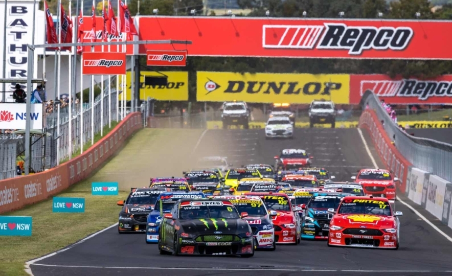 cars racing at bathurst